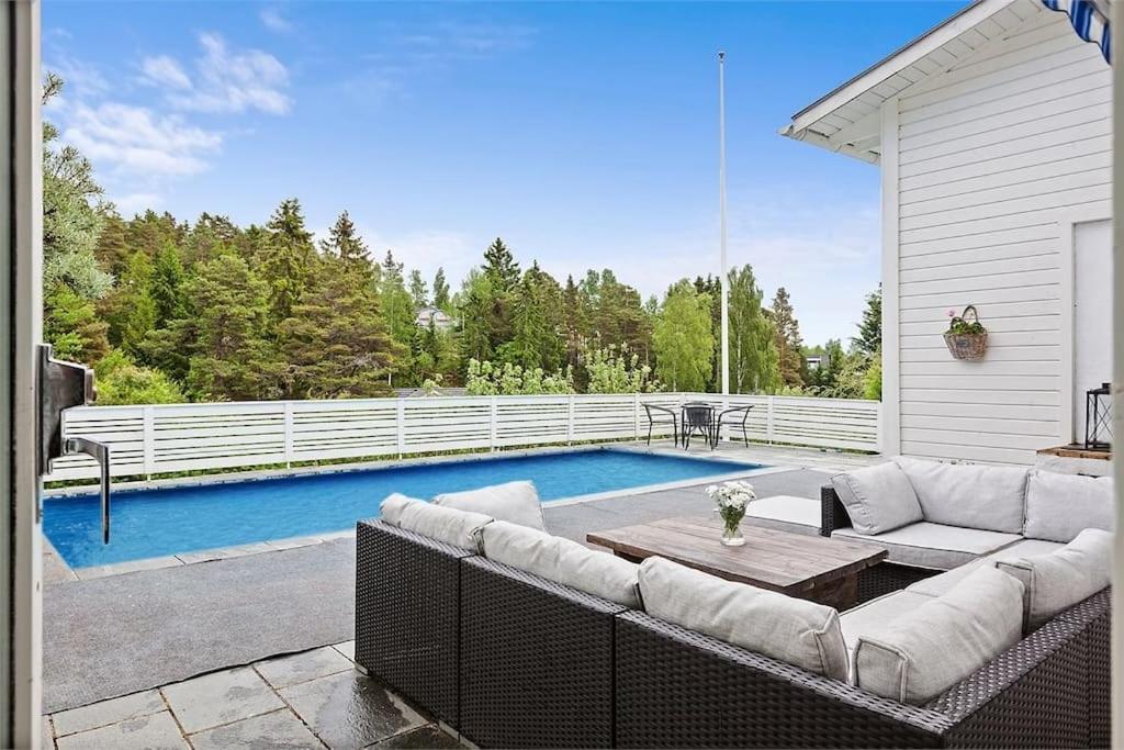 Villa Med Pool Och Bara 600M Till Havet! Trosa Kültér fotó