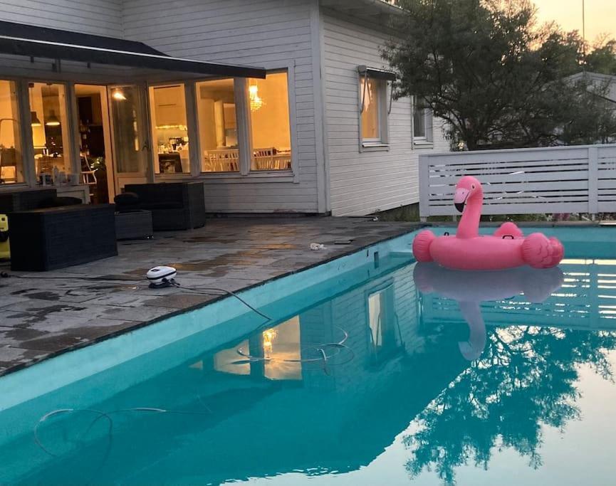 Villa Med Pool Och Bara 600M Till Havet! Trosa Kültér fotó